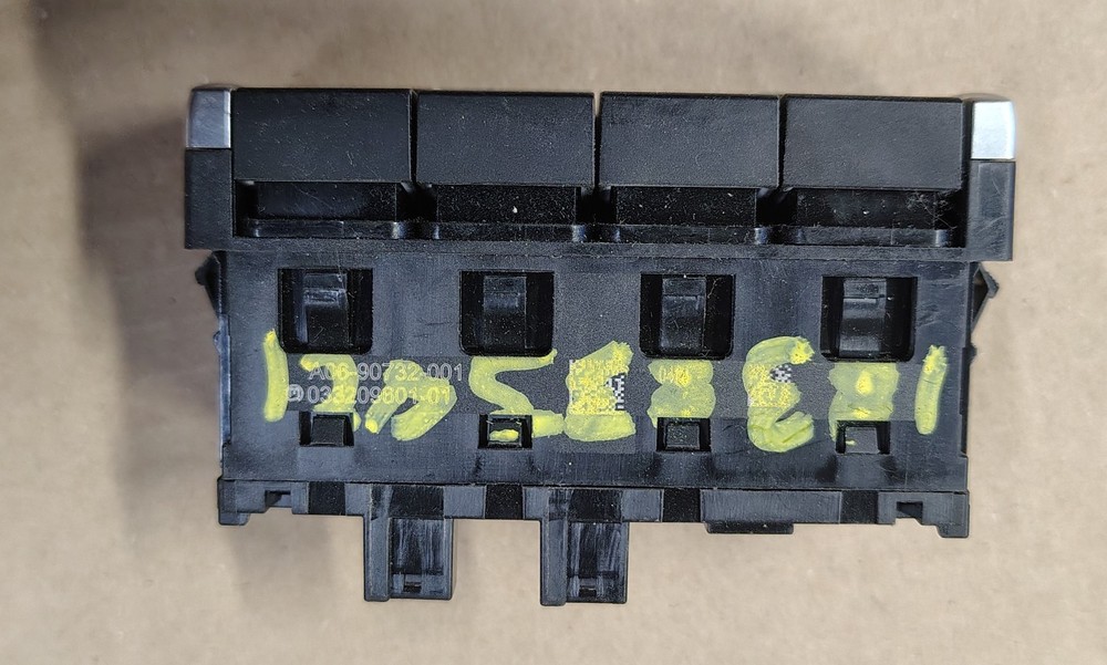 A06-90732-001 MODULE-MODULAR SWITCH FIELD, 4 SWITCH RECEPTACLE, CHROME, P4