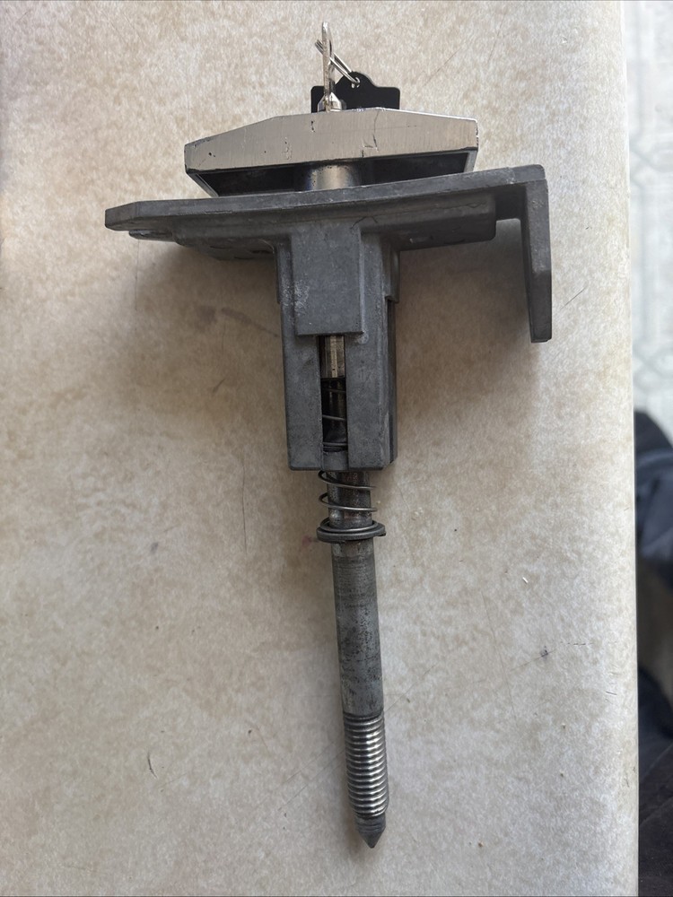 Dixie Narco T handle with posts (for coin chute) includes lock and One keys