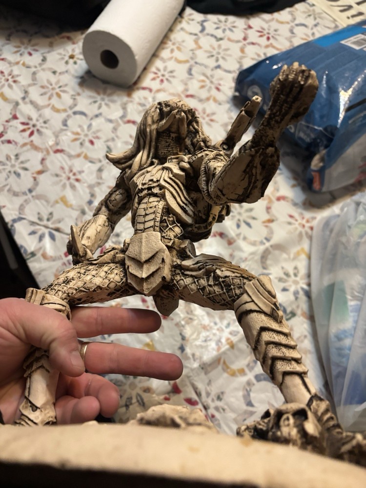 Alien Vs. Predator: Alien Defeated By Predator Statue