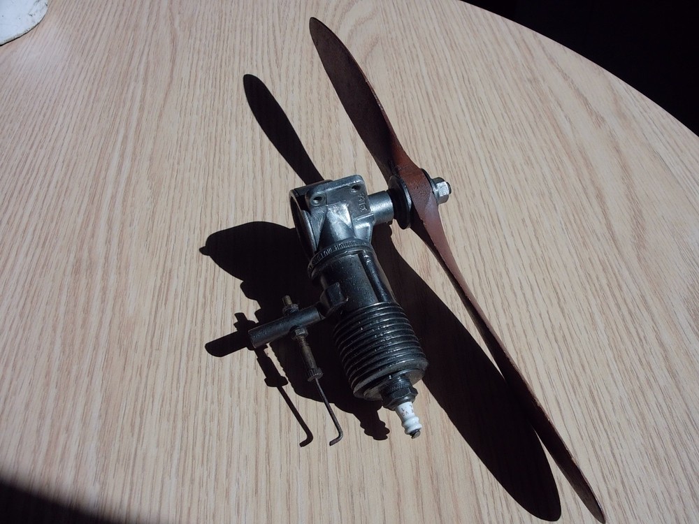 Brown Junior Motor Model Engine Airplane W/ Propeller Compression