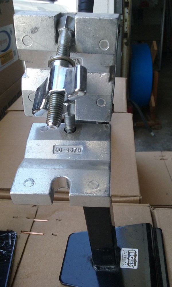 INGLES METAL HANGER DC-257B