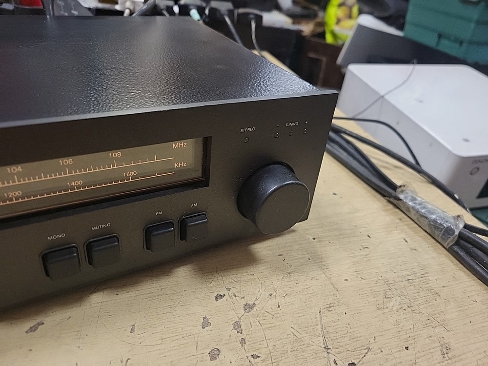 NAD 4020A FM Stereo Tuner