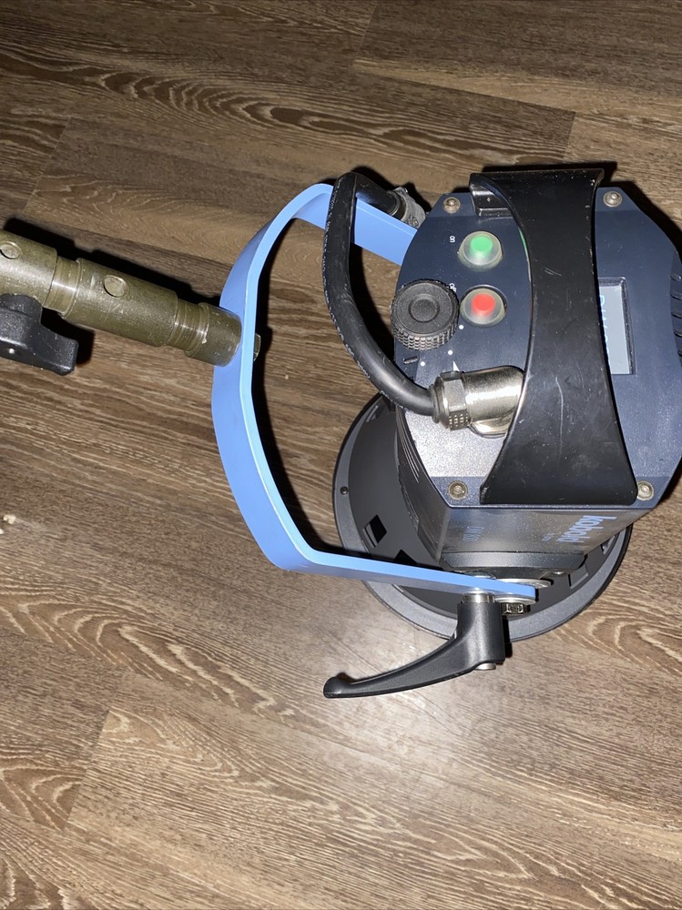 Bron Kobold DW 800 With Open Face Reflector.