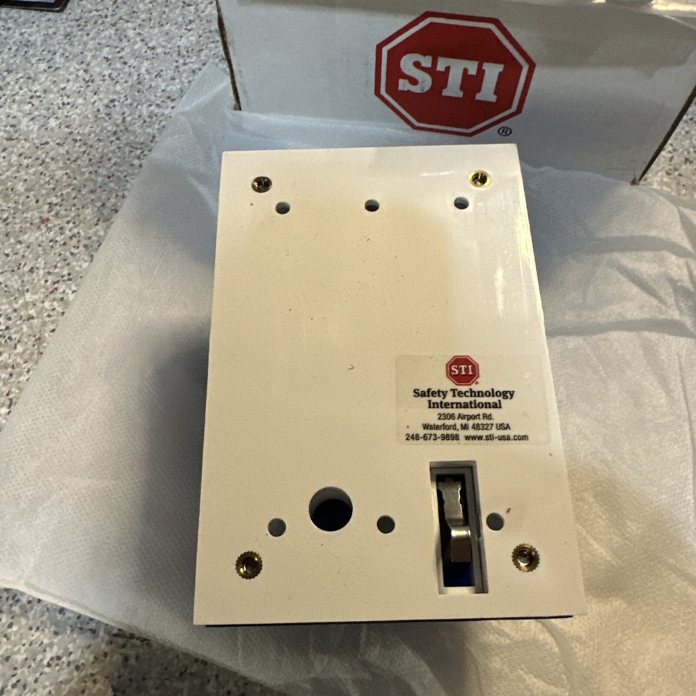 **NEW IN BOX** STI-SA5000-B STI Blue Light