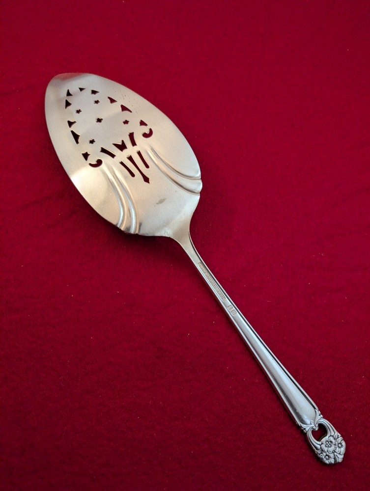 INT'L Silver ETERNALLY YOURS Silverplate Pierced PIE Server READ DESCRIPTION