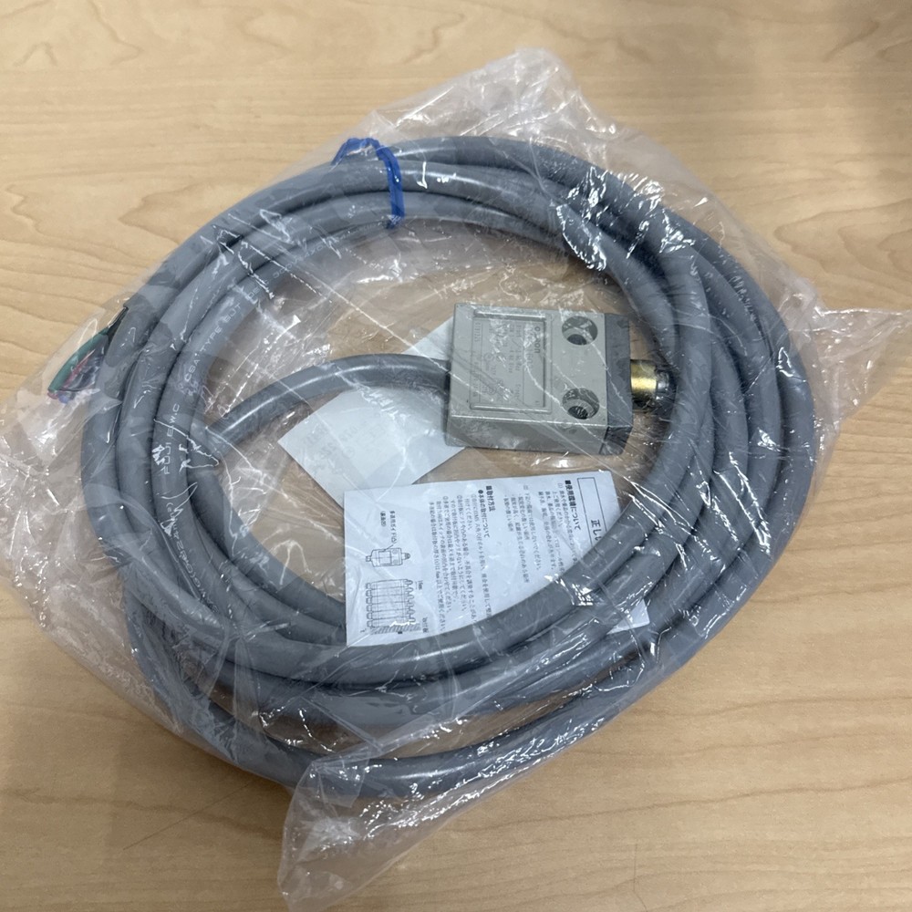 NEW! Omron D4C-1602 Compact Limit Switch Roller Plunger