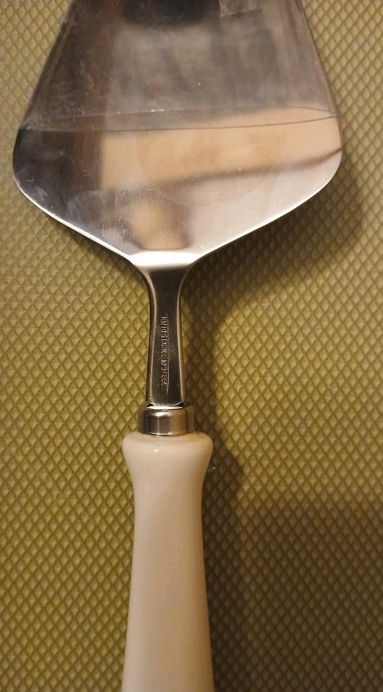 Ceramic handle cake server, Rae Dunn "MR. & MIS."