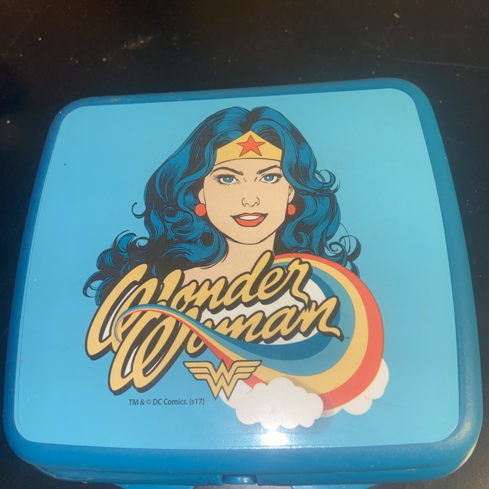Tupperware: Wonder Woman sandwich container