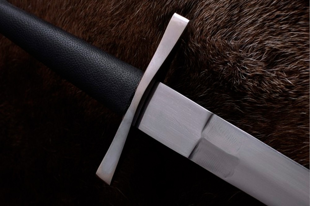 Medieval one-handed sword with disc-shaped knob