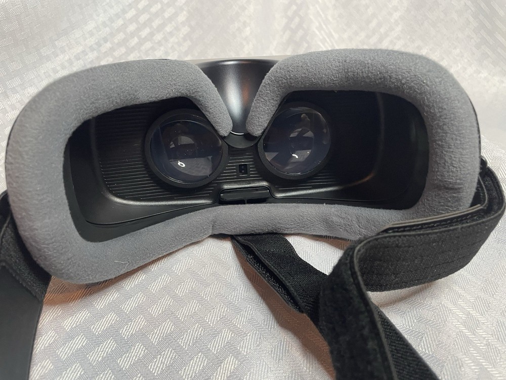Samsung Gear VR with Controller Powered by Oculus with Original Box SM-R324