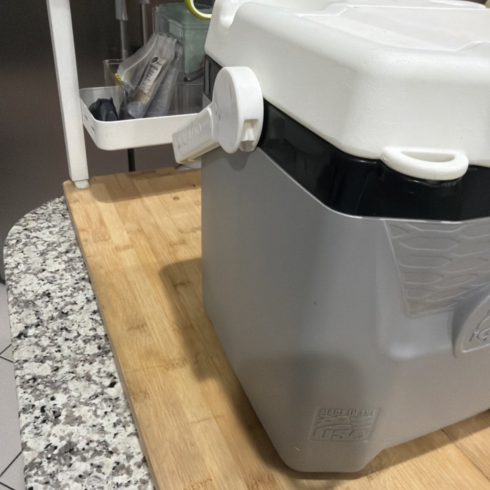 Igloo Quantum 12 cooler 18 can capacity Lockable USA. 12 Quart Gray White *