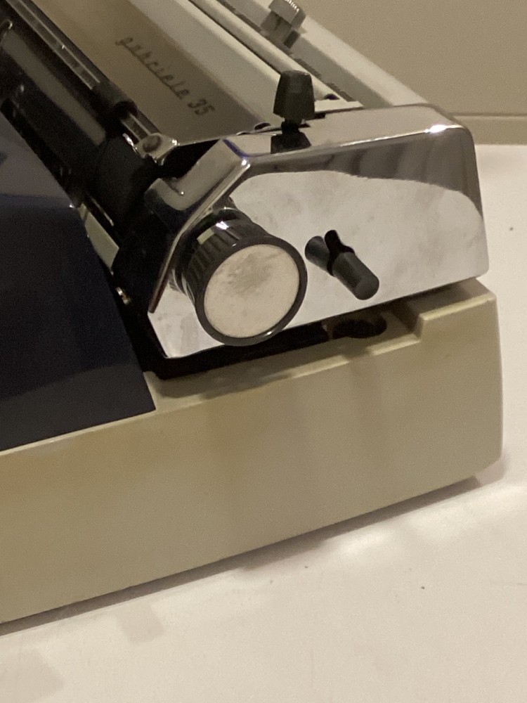 ADLER GABRIELE 35 TYPEWRITER. CURSIVE TYPEFACE. MADE IN GERMANY 1970.