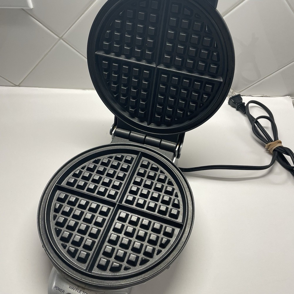 VillaWare Model 2004 Uno Classic Round Chrome Thin Waffler Maker
