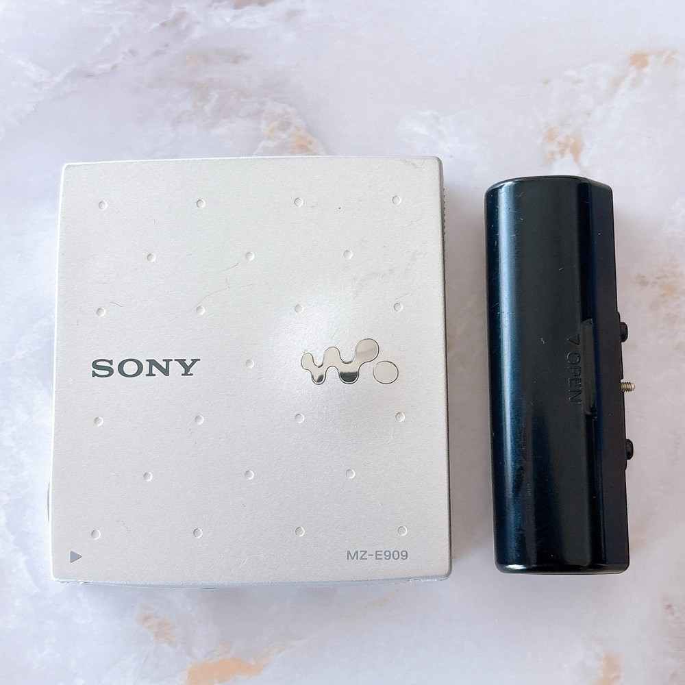 Sony Walkman MZ-E909 Silver Portable MD Player with battery adapter /Untested