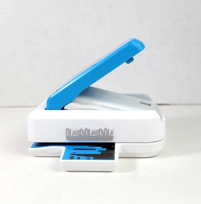 Creative Memories Bookshelf Decorative Border Punch Continuous Cut Locks Flat