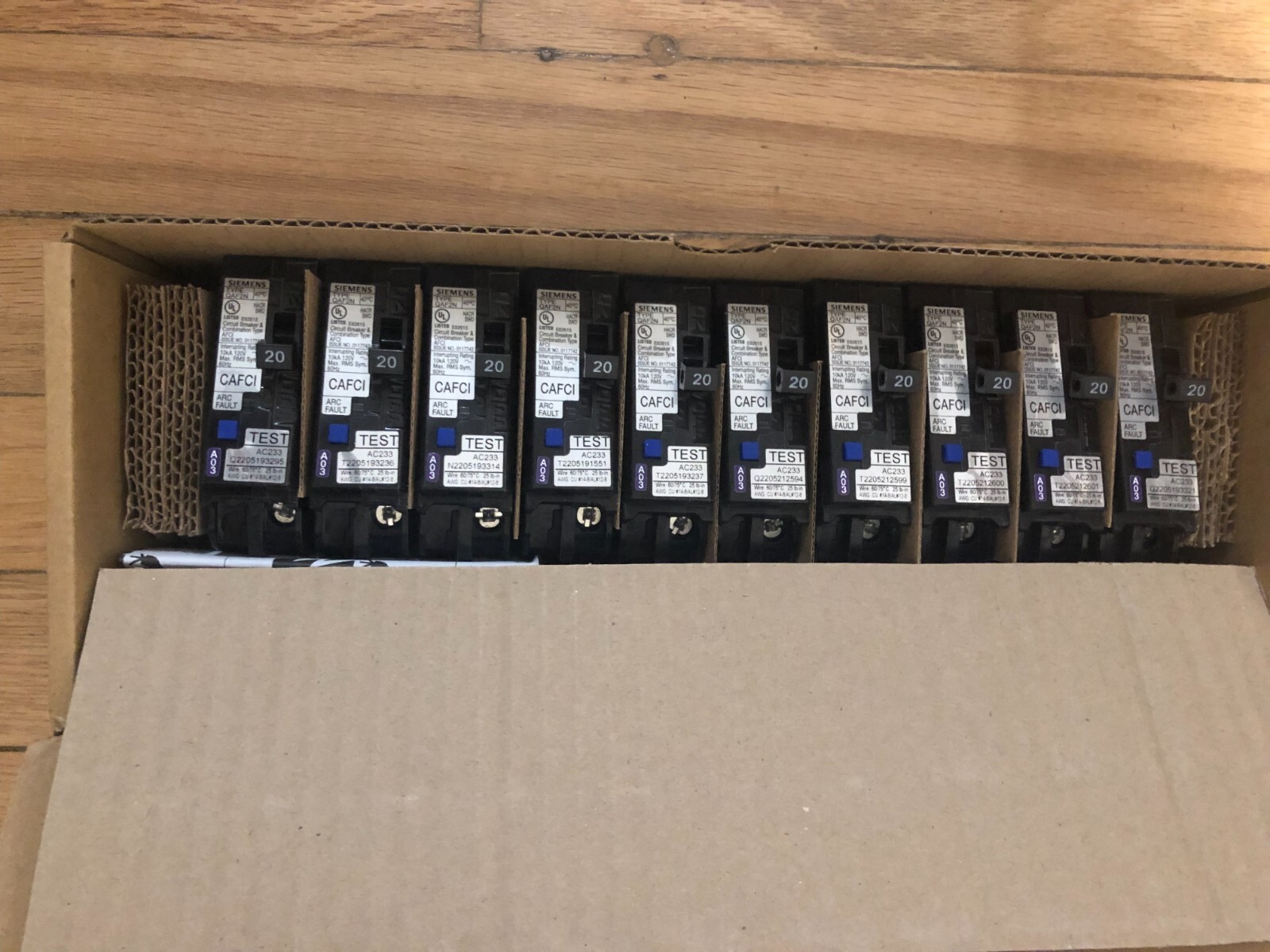 10 x  SIEMENS QA120AFCN PLUG ON NEUTRAL 20A AFCI ARC FAULT BREAKERS NEW
