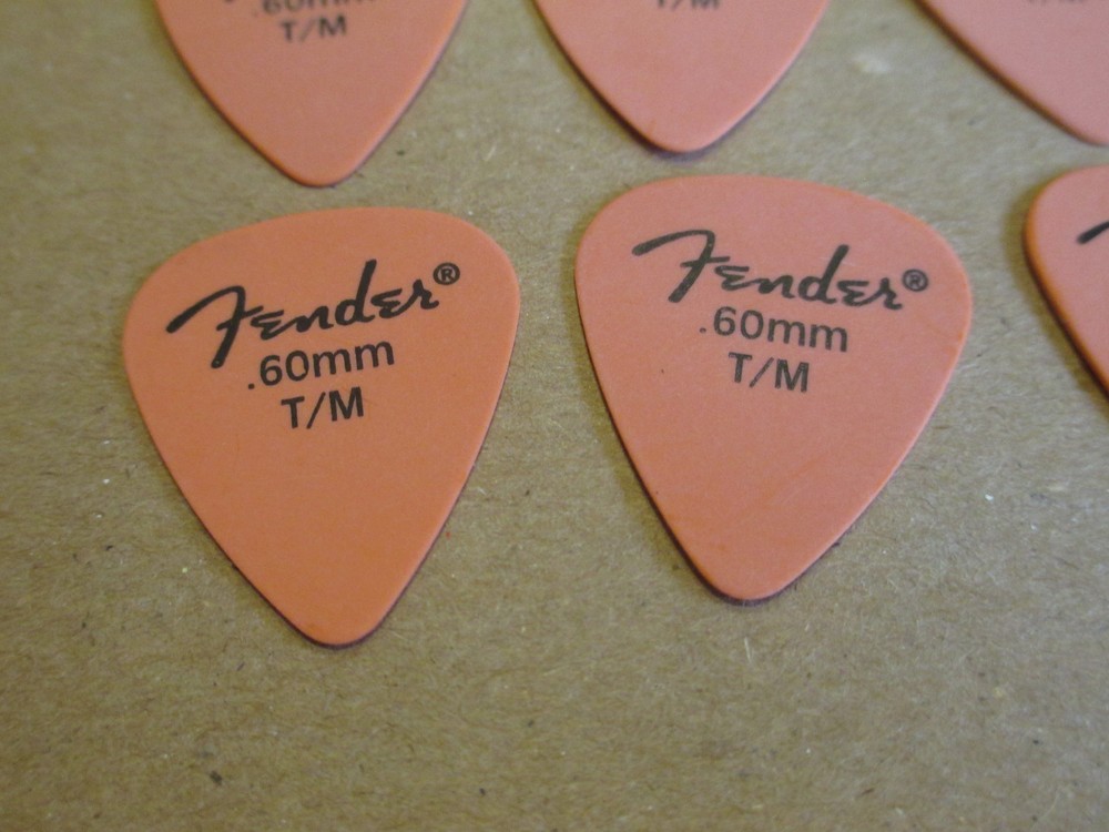 25 FENDER GUITAR PICKS - 351 TYPE IN ORANGE CHALKY GRIP - THIN / MEDIUM