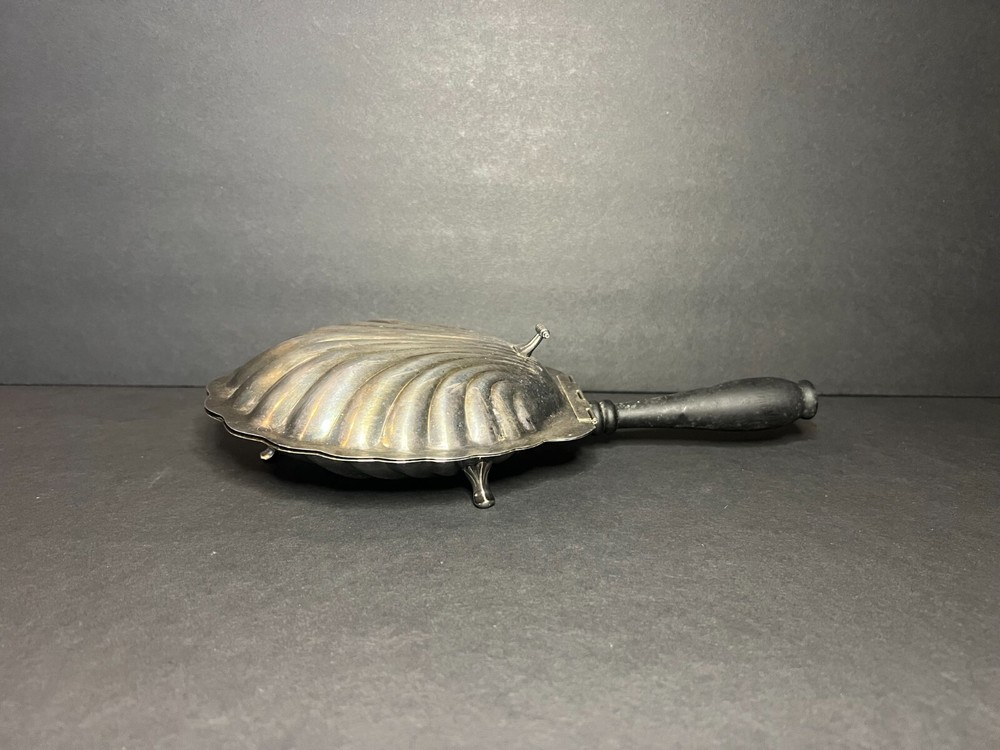 Vintage Oneida Silver Plate Silent Butler Clam Shell Tri Footed Crumb Catcher
