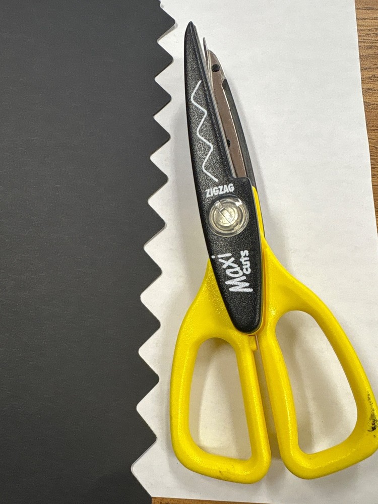Maxi cuts Scissors Scrapbooking Zig Zag Design