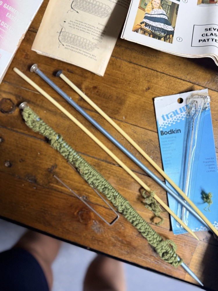 1971 Grant One Needle LOOPER w/Instructions & 3 Pattern Books