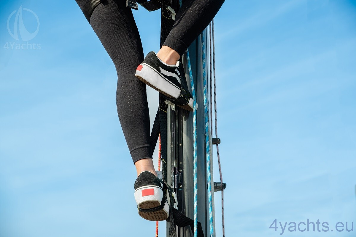 Mast climbing ladder MastL with Standard steps 12.4 m + shackles