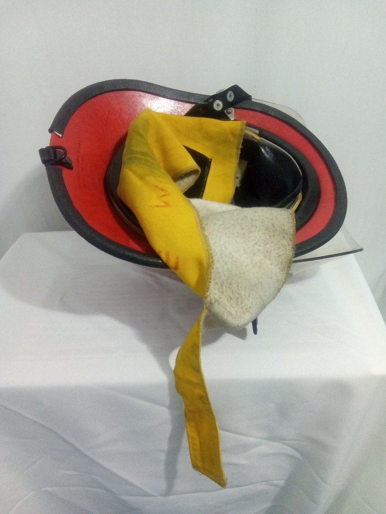 Vintage fireman helmet model CHIEFTAIN CITATION firefighting. CAPTAIN.. EUC
