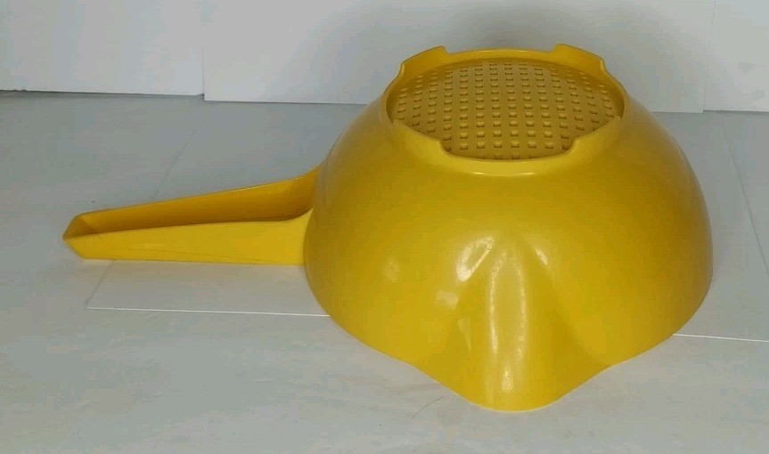 Vintage Tupperware 1 Quart Yellow Colander Handle Strainer
