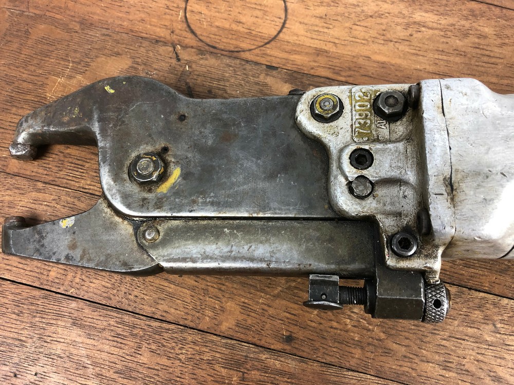 CHICAGO PNEUMATIC MODEL CP 251 PNEUMATIC COMPRESSION RIVETER RIVET SQUEEZER