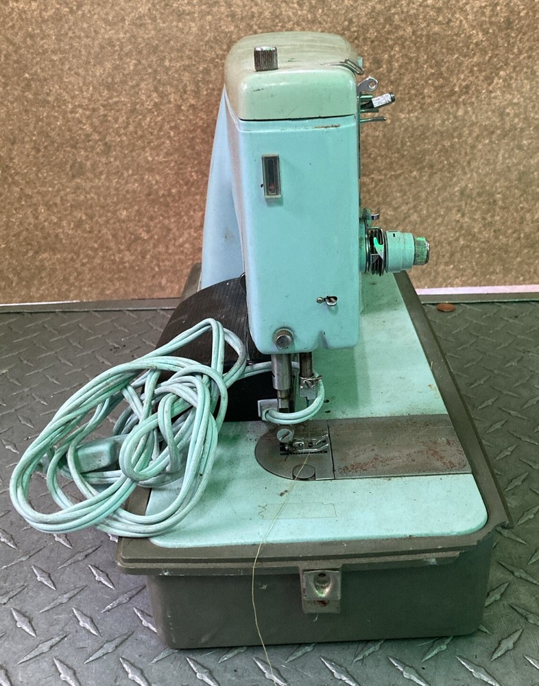 Vintage Singer Sewing Machine W/ Pedal