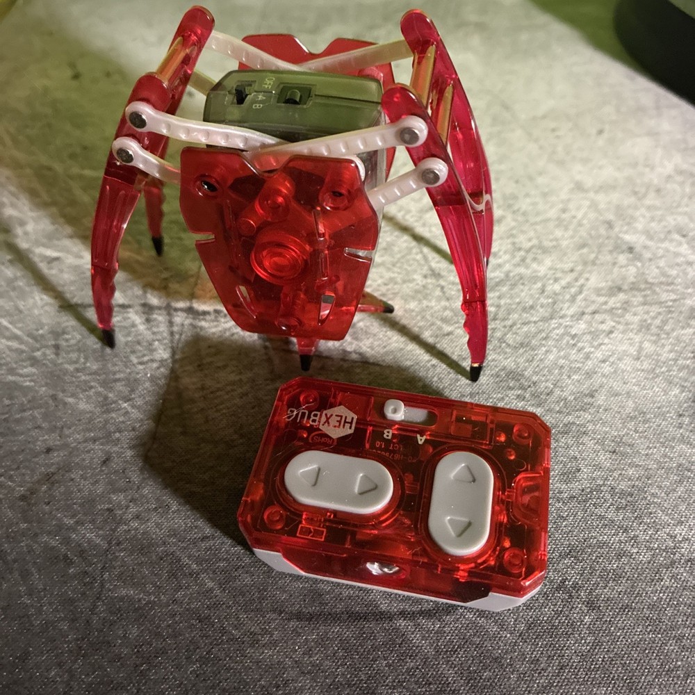 MASSIVE HEXBUG LOT, 15 Different Bots Included Track, Two Warrior Bots Remotes
