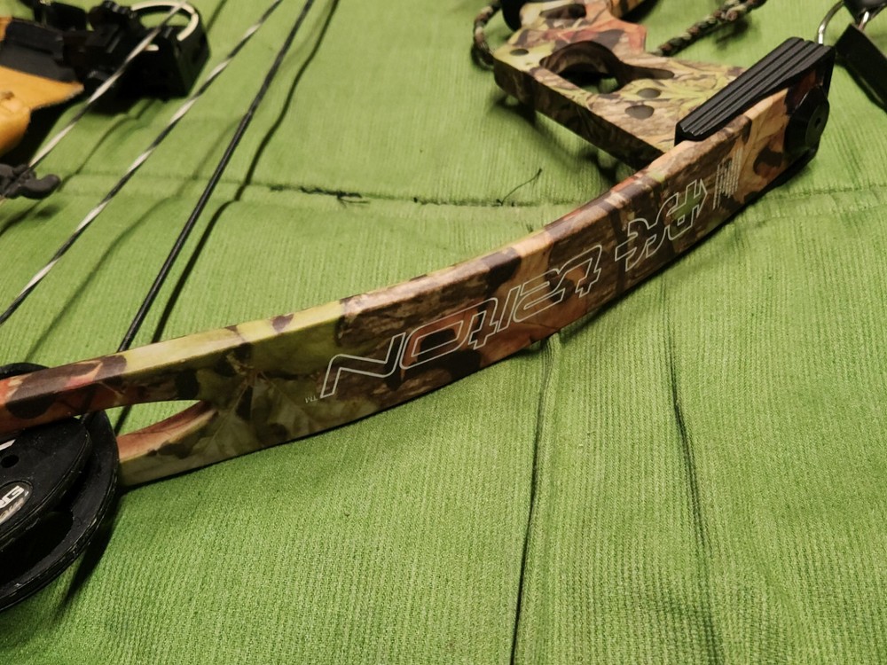 PSE Triton Bow, Complete Setup, EUC, 29" Draw, 70 Lbs Max, W/Arrows & Soft Case