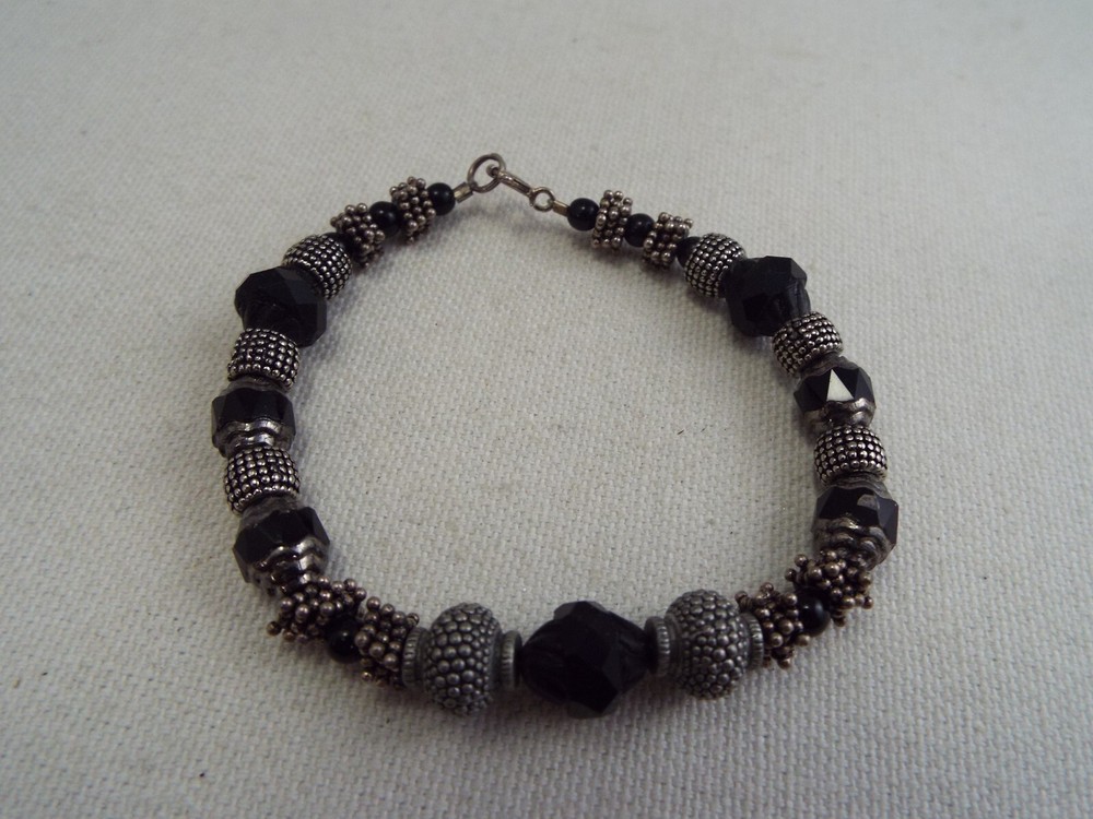 Silvertone Black Glass Bead Bracelet (D74)