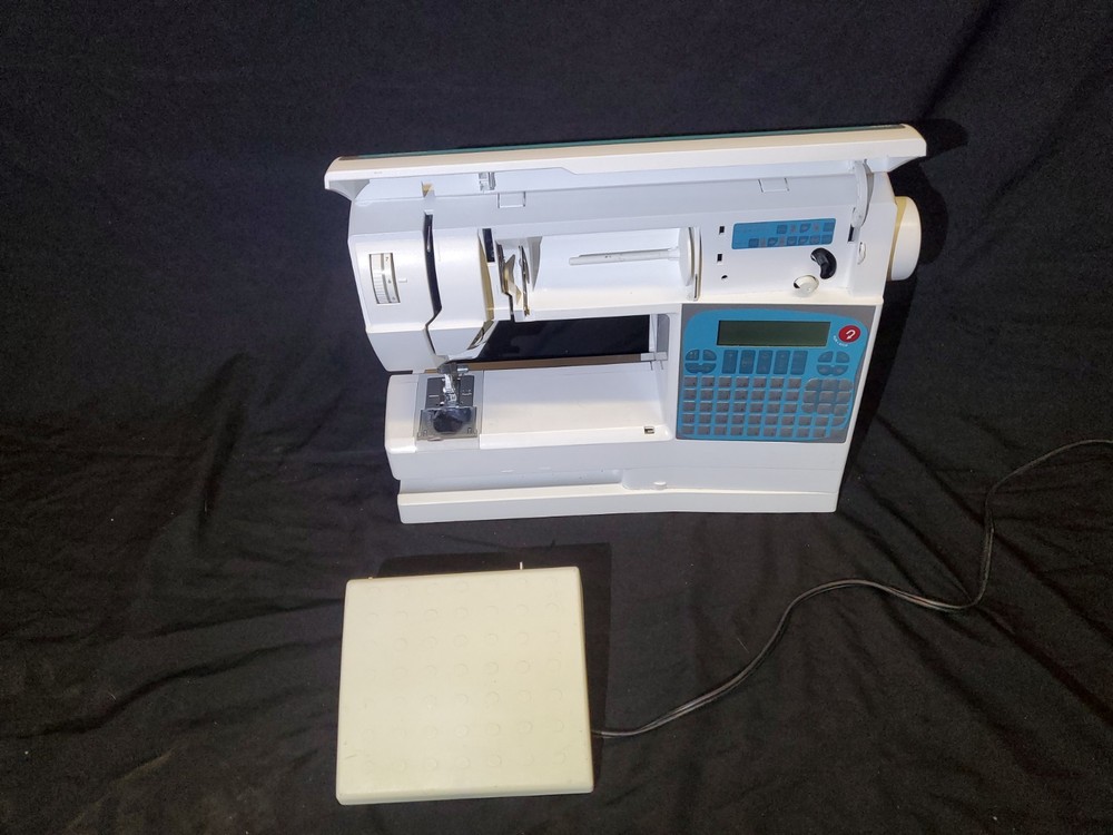 Husqvarna Viking Scandinavia 400 Computerized Sewing Machine LCD