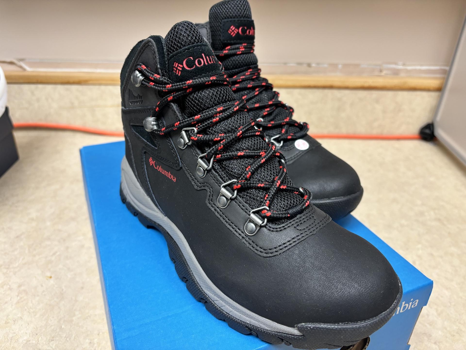 Columbia Women Newton Ridge Plus Hiking Boot WIDE BK3783-010  Black/Poppy Red