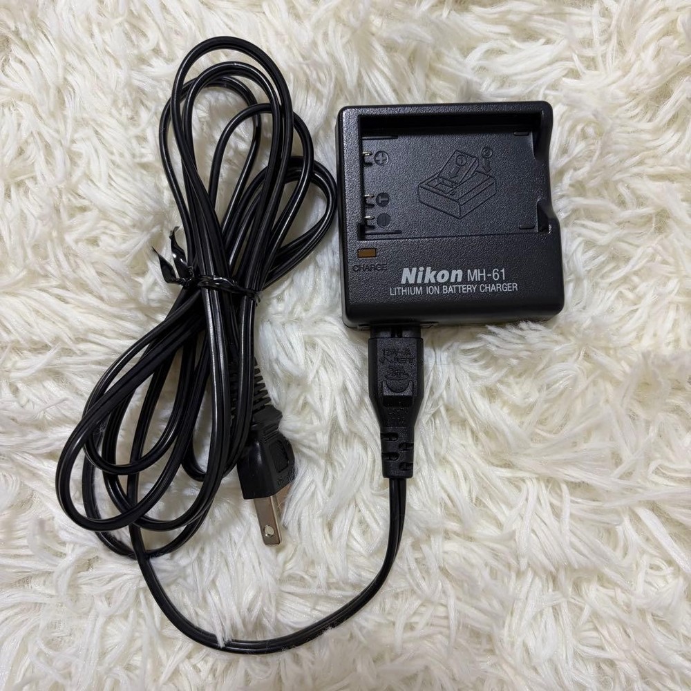 Nikon COOLPIX S10 VR Compact Digital Camera Excellent Condition