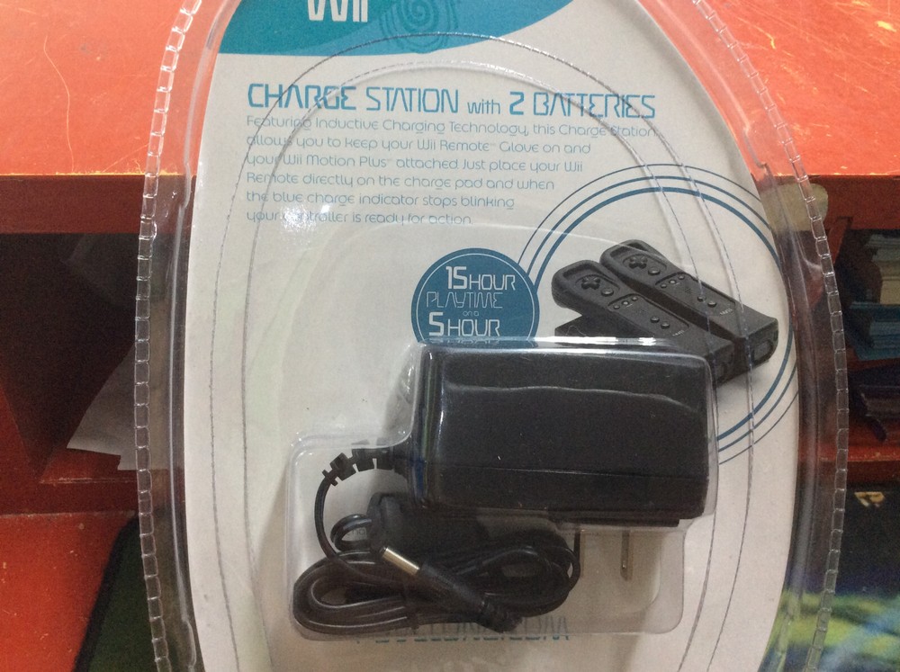 Psyclone Wii Dual Charge Station w/ Remote Control Batteries