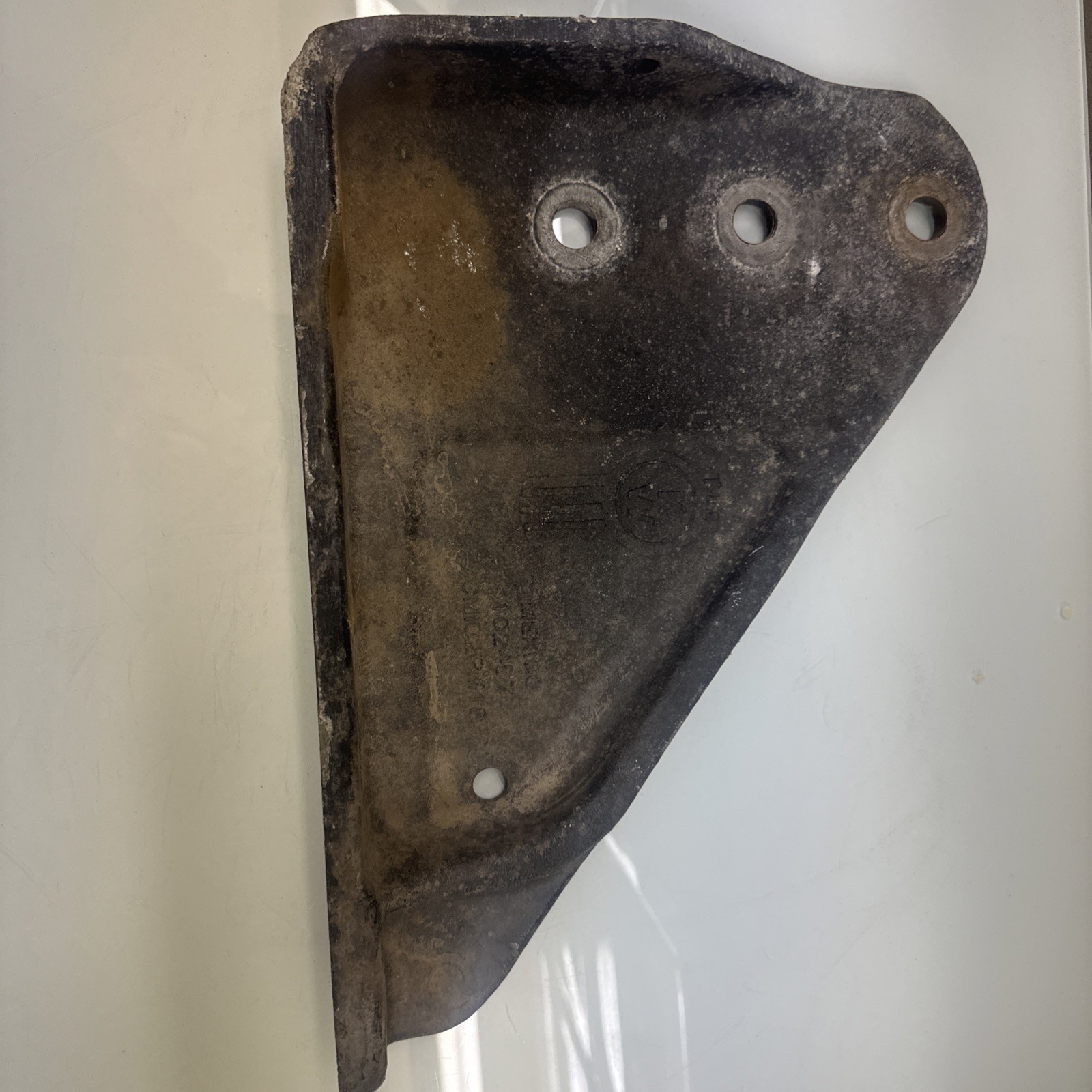 KENWORTH  CROSSMEMBER GUSSET,  BRACKET K140-2437R RIGHT SIDE, PASSENGER W900