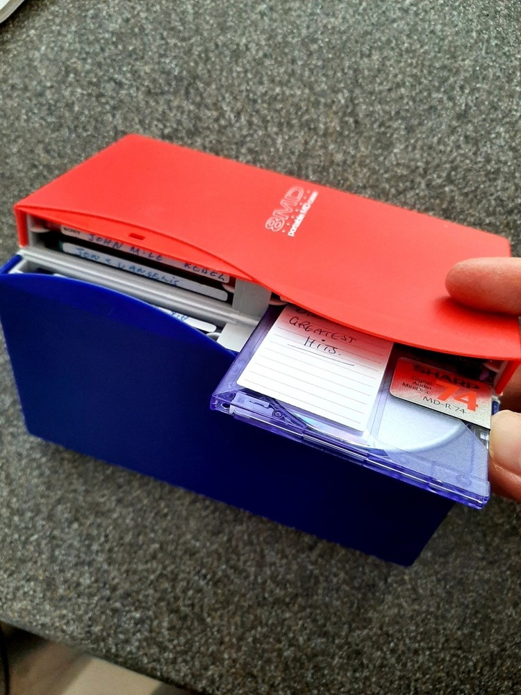 RARE stylish storage carry case Holds 8x minidisc clamshell spring ejection