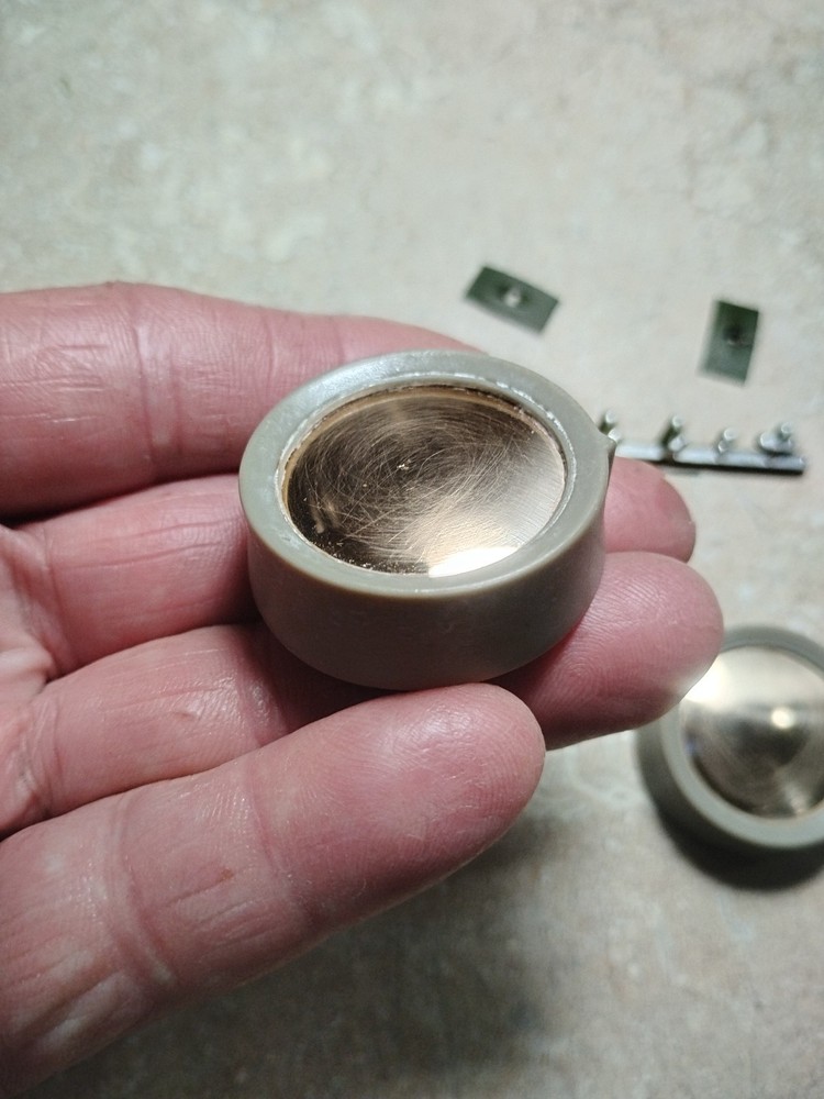 (2) Heathkit Knobs and a Logo f/Tuner / Audio Amplifier/ Preamp