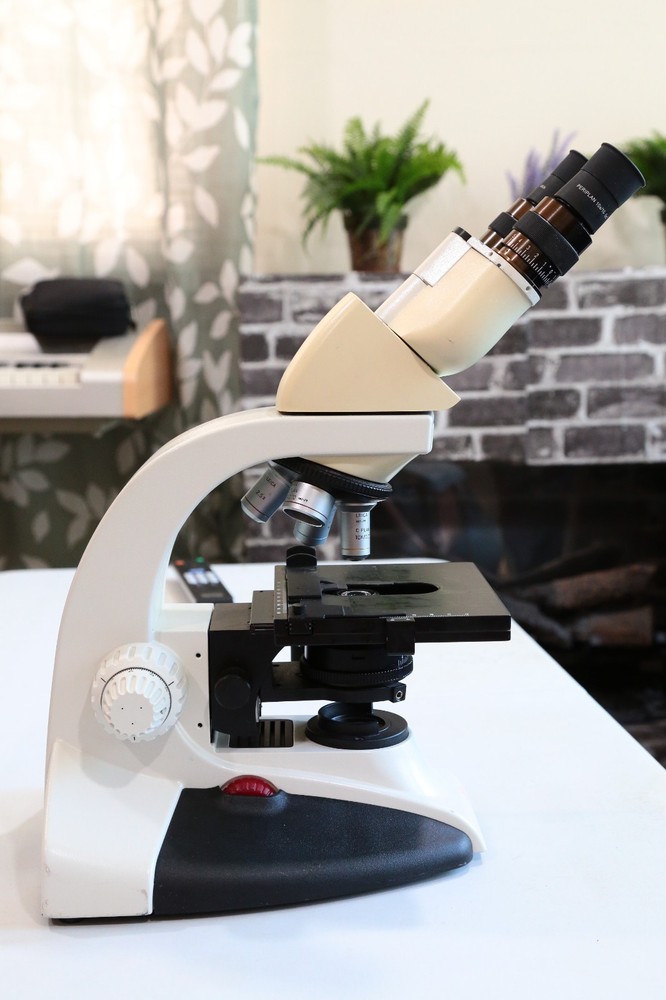 Leica DME Microscope with (4) C PLAN & N PLAN Objectives 2.5x/4x/10x/40x