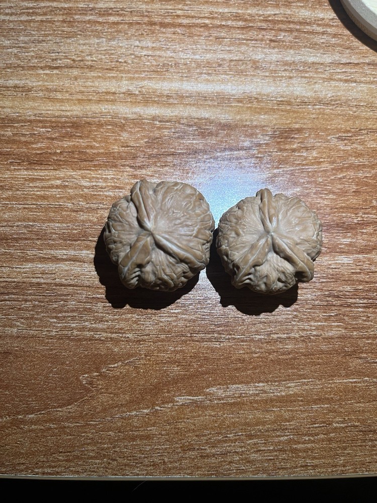 文玩核桃.平谷元包人字 小三棱。白茶一大一下 对子差一点，看好了在下单 36X37X32。34X33X29