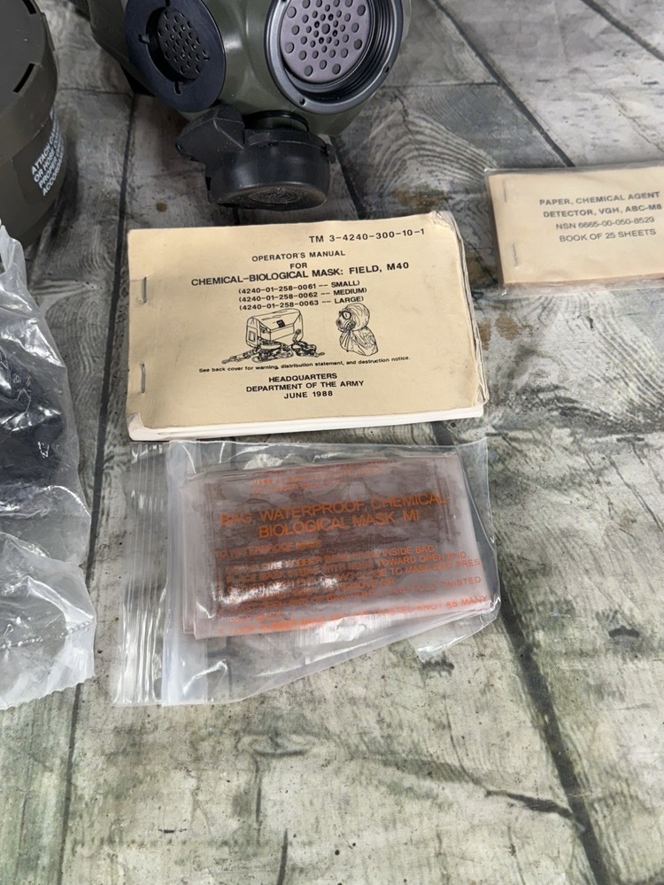 US M40 Gas Mask Small . Face Mask, Filter & Extra Inserts-C