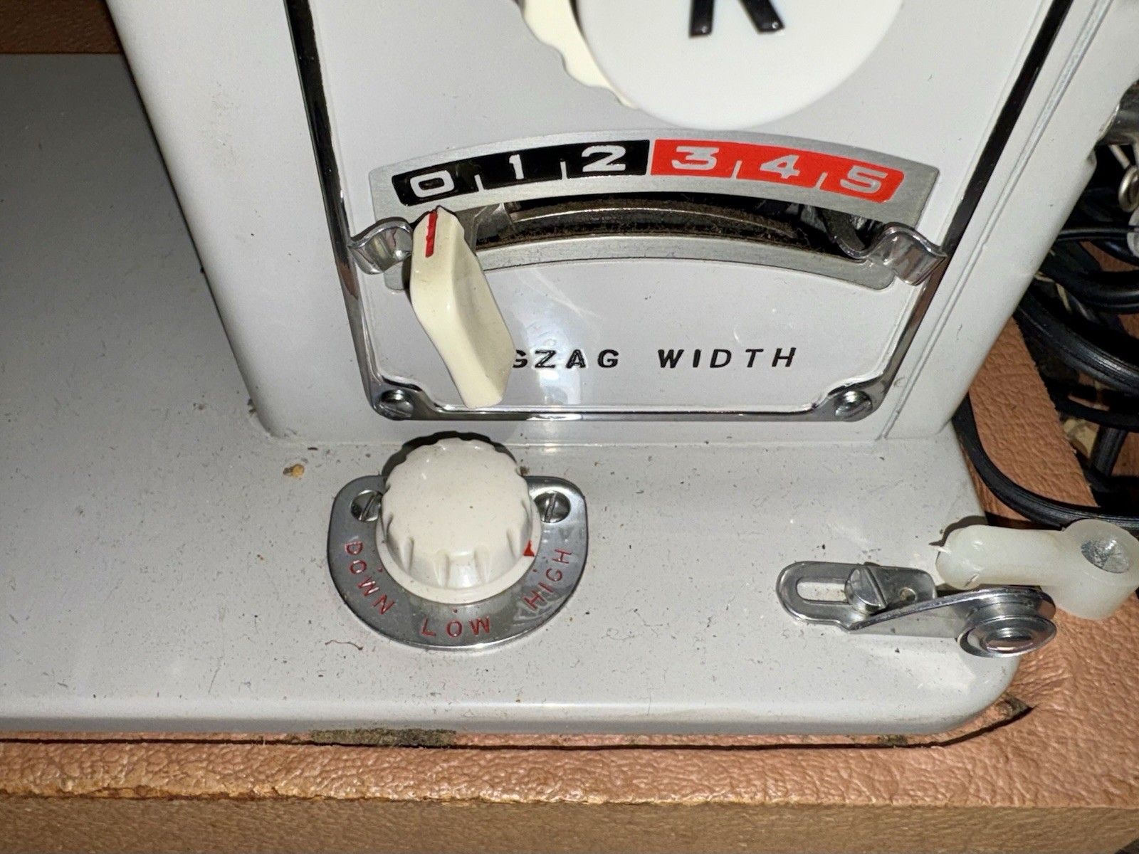 VINTAGE 1967 DOMESTIC ZIG-ZAF DIAL A STITCH MODEL 1665 SEWING MACHINE-WORKS WELL