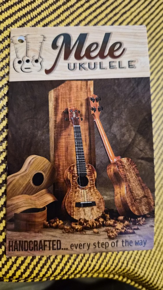 Mele 8-String Handcrafted Mango Ukulele Natural Finish with Hard Case