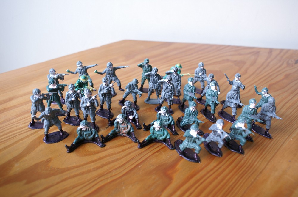 Games Workshop 34 assorted Soldiers