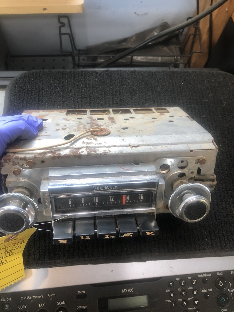 1968 BUICK AM PUSHBUTYON RADIO WITH KNOBS