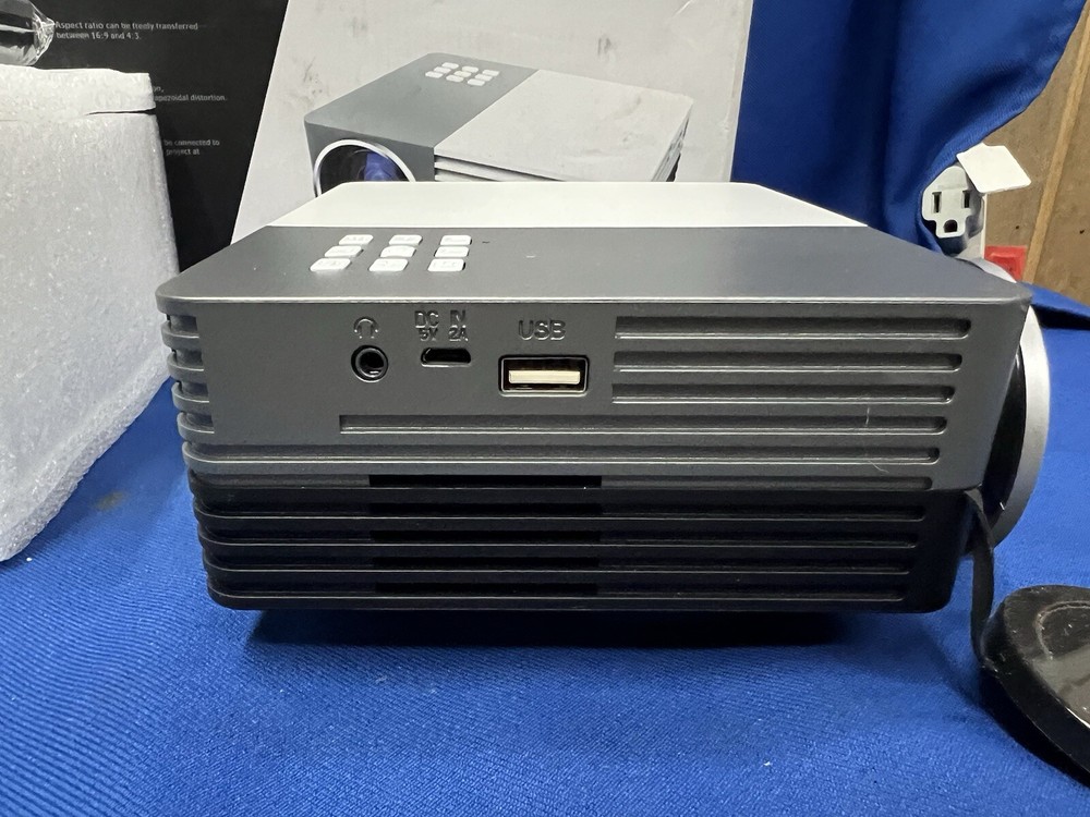 LED High-Resolution Mini Projector TFT LCD 1080 Pixels HD Multimedia