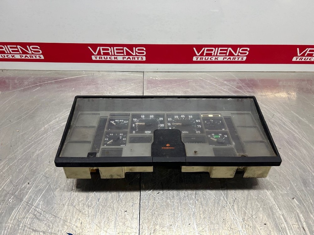 INTERNATIONAL 1689996C93 INSTRUMENT CLUSTER