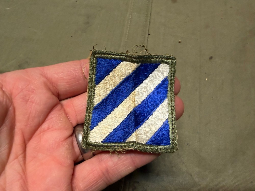 ORIGINAL WWII US 3RD INFANTRY DIVISION SLEEVE INSIGNIA PATCH- OD BORDER