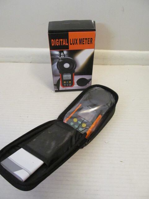 Peakmeter PM6612 Digital Lux Meter 2000 Counts with Auto Manual Range